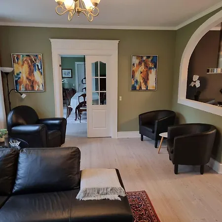 Spacious House With For Relaxation And Play *