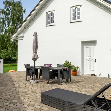 Spacious House With For Relaxation And Play *