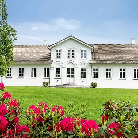 Spacious House With For Relaxation And Play Vila *